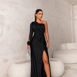 Luana – Rochie din satin cu design asimetric și fantă