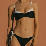 Juodas bikini rinkinys su kontrastinga braletės dizainu