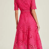 Nicoleta – Rochie midi cu dantelă și decupaje discrete