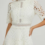 Nicoleta – Rochie midi cu dantelă și decupaje discrete