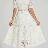 Nicoleta – Rochie midi cu dantelă și decupaje discrete