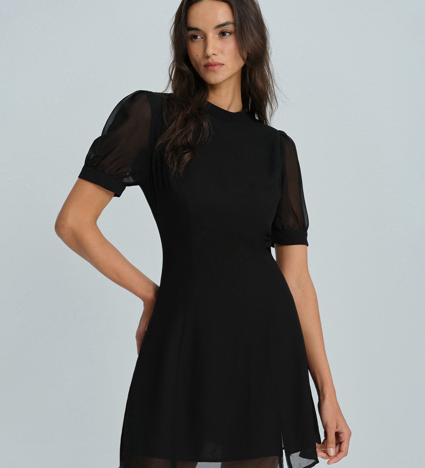 Juoda Mini Suknelė su Mock Neck