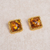 "Raudoni Auskarai" can be rewritten as "Raudoni Papuošalai" (Red Earrings) or "Raudoni Auskarai - Stilingas Papuošalas" (Red Earrings - Stylish Accessory) depending on the desired emphasis.