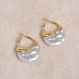 Baltos Auskarai" could be rewritten as "White Earrings.