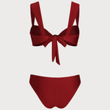 Raudonas bikini rinkinys su trikampiu liemenėliu ir žemomis kelnaitėmis