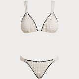 Balti kontrastingi trikampio formos bikini rinkinys