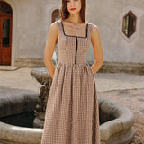 Rudas Plaid Be Rankovių Midi Suknelė" can be rewritten as "Brown Plaid Sleeveless Midi Dress.