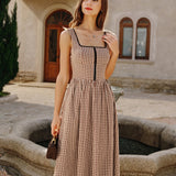 Rudas Plaid Be Rankovių Midi Suknelė" can be rewritten as "Brown Plaid Sleeveless Midi Dress.