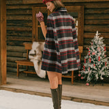 Raudonas Plaid Cape su Rankovėmis Paltas