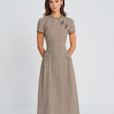Rudas Plaid Midi Suknelė su Apvaliu Kaklu