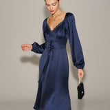 Jūrinės satino V formos raukšlėta midi suknelė" can be rewritten as "V-Neck Pleated Midi Dress in Marine Satin.