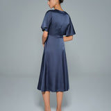 "Jūrinė V formos satino midi suknelė" can be rewritten as "Jūrinė V-neck satino midi suknelė".