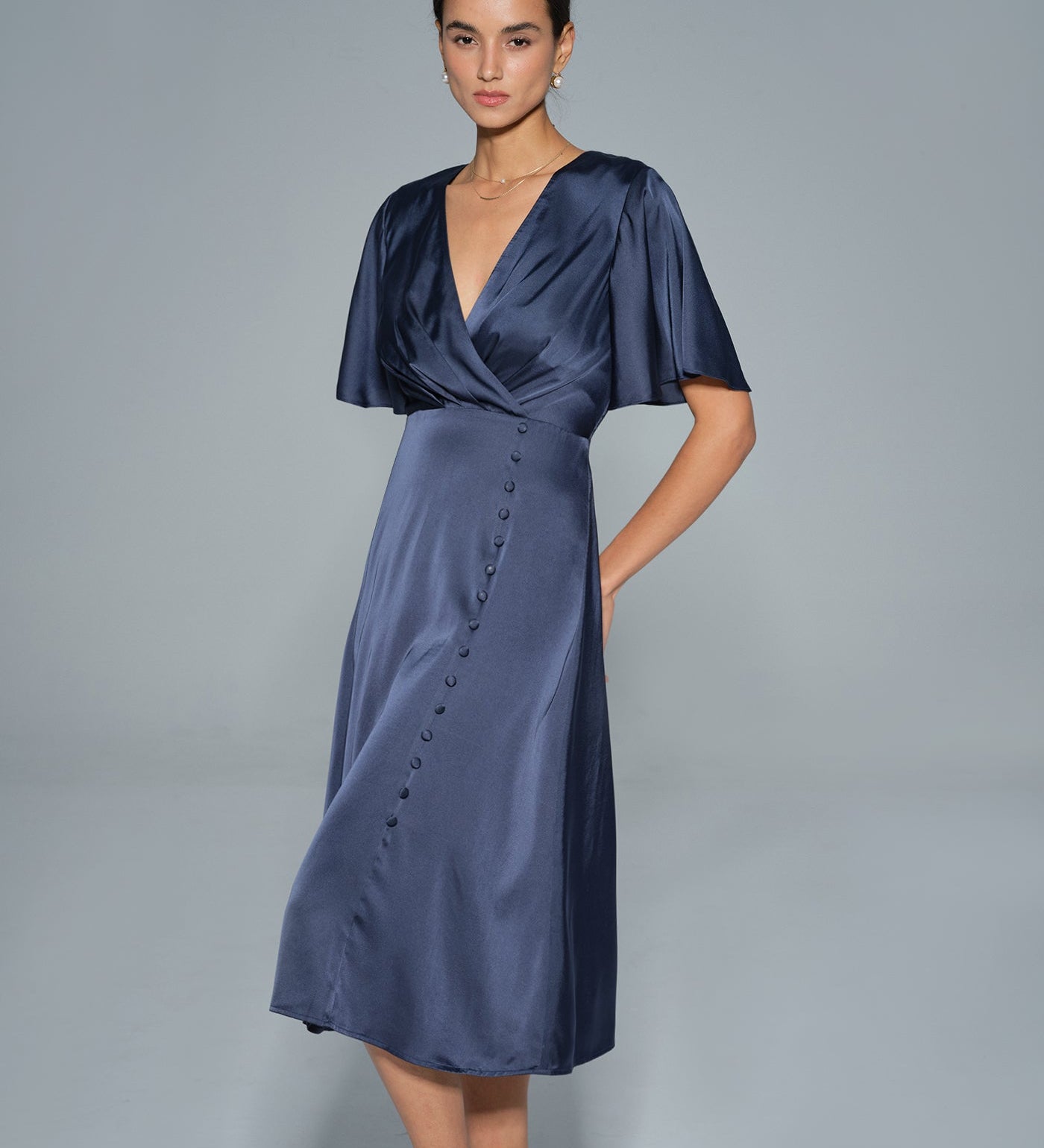 "Jūrinė V formos satino midi suknelė" can be rewritten as "Jūrinė V-neck satino midi suknelė".