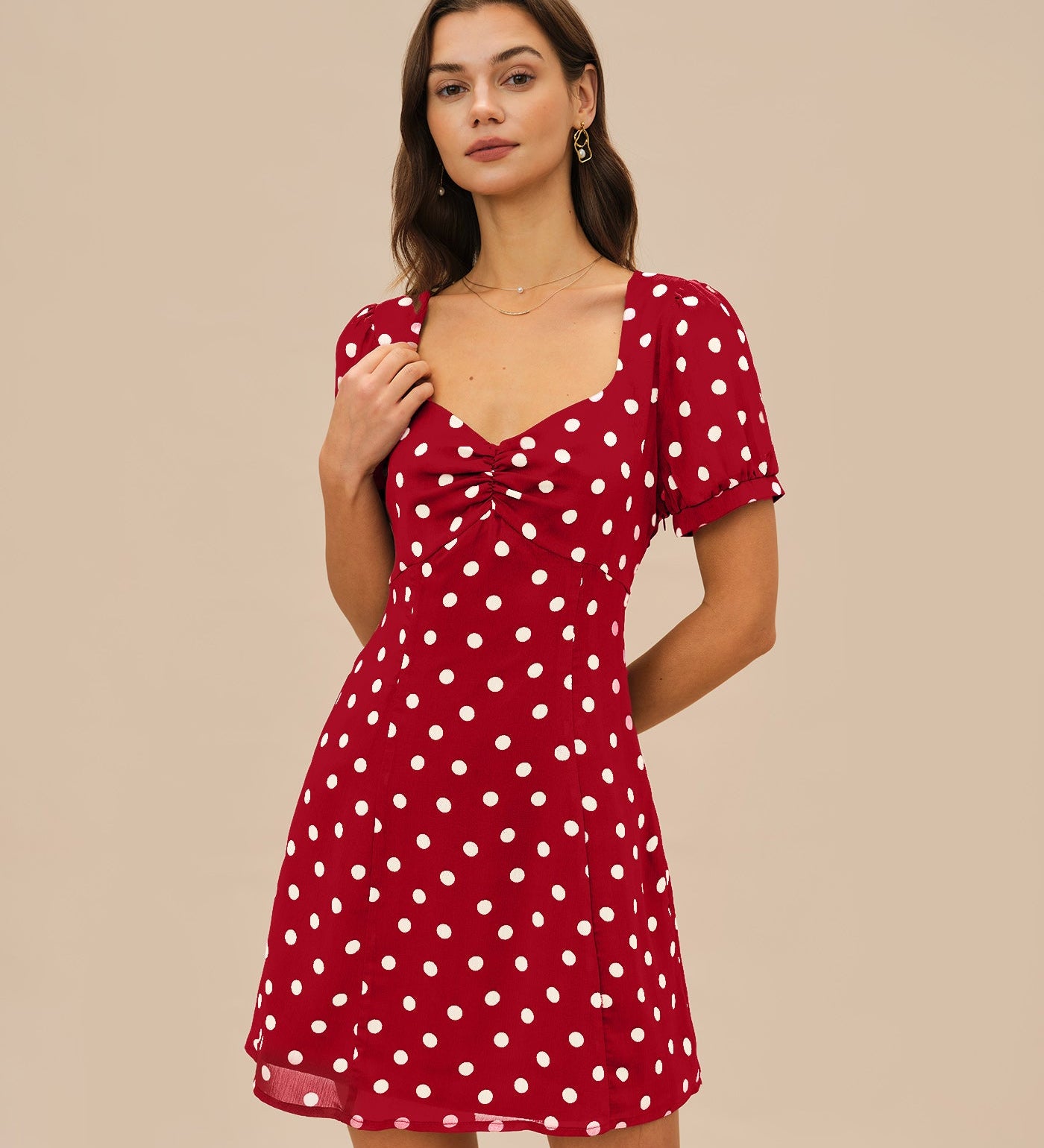 Raudona Mini Suknelė su Pūstomis Rankovėmis ir Polka Dot Raštu